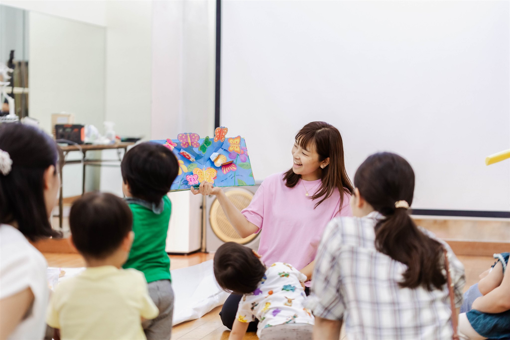 子どもたちに絵本を読む講師の瑶子