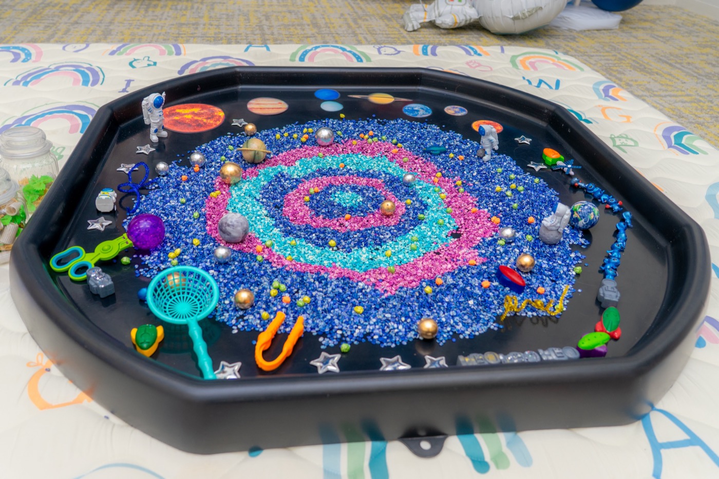 カラーライスで描いた宇宙のトレイ